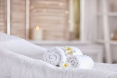 Havlu ve mum Masaj tablo modern spa salonda. Dinlenmek için bir yer