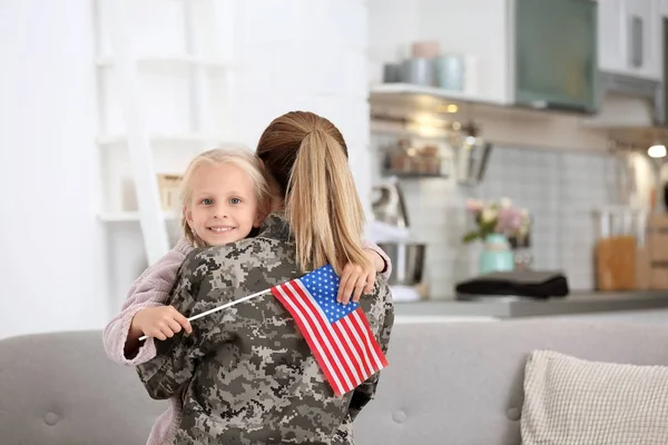 Woman Military Uniform Her Little Daughter Home — Stock Photo, Image