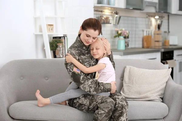Mulher Uniforme Militar Com Sua Filhinha Sofá Casa — Fotografia de Stock