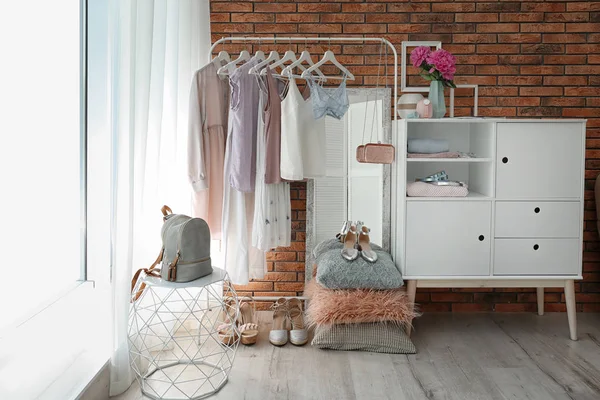 Elegante Vestidor Interior Con Ropa Rack — Foto de Stock