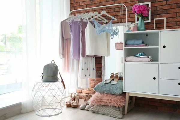 Elegante Vestidor Interior Con Ropa Rack — Foto de Stock