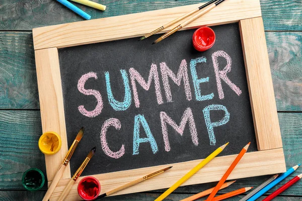 Texto Summer Camp Sobre Chalkboard Pincéis Tintas Vista Superior — Fotografia de Stock