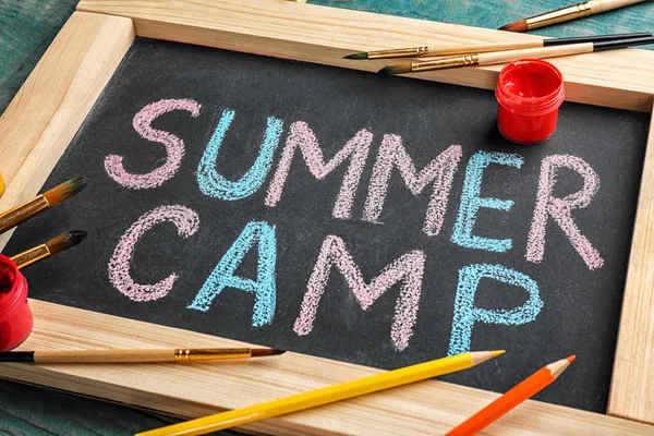 Texten Summer Camp Svarta Tavlan Penslar Och Färger Närbild — Stockfoto