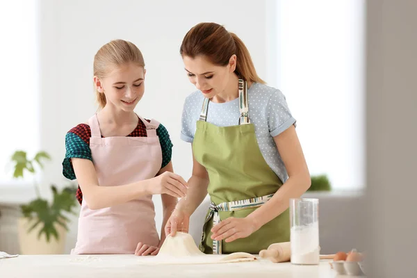 Moeder Haar Dochter Maken Deeg Aan Tafel Keuken — Stockfoto