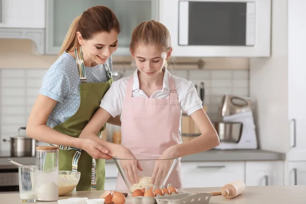 Madre Sua Figlia Che Preparano Pasta Tavola Cucina — Foto Stock