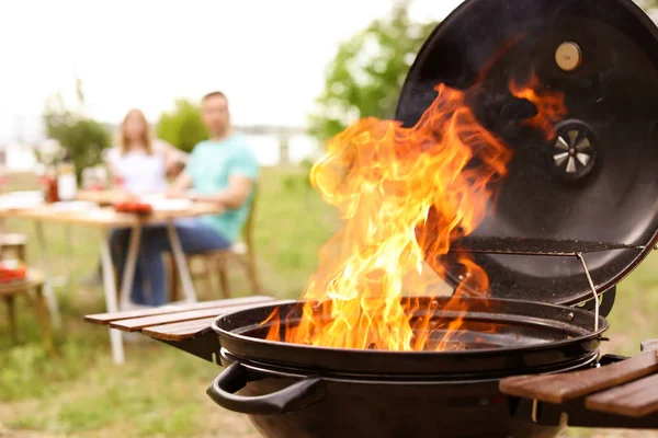 Moderne Barbecue Grill Met Brand Vlammen Buitenshuis — Stockfoto