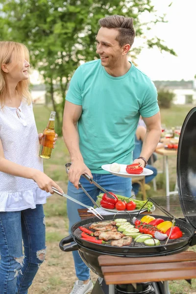 Giovani Che Fanno Barbecue Con Barbecue Moderno All Aperto — Foto Stock