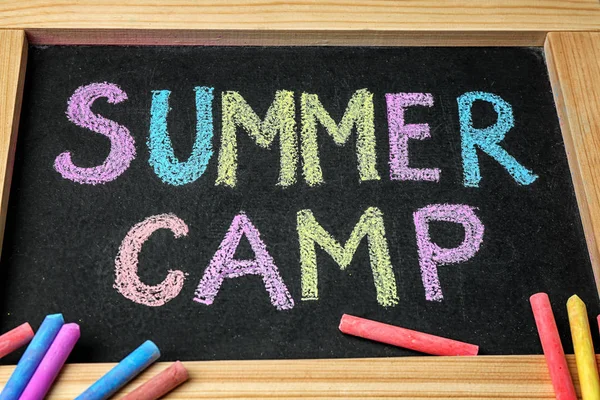 Quadro Negro Com Texto Summer Camp Gizado Cores Diferentes Close — Fotografia de Stock