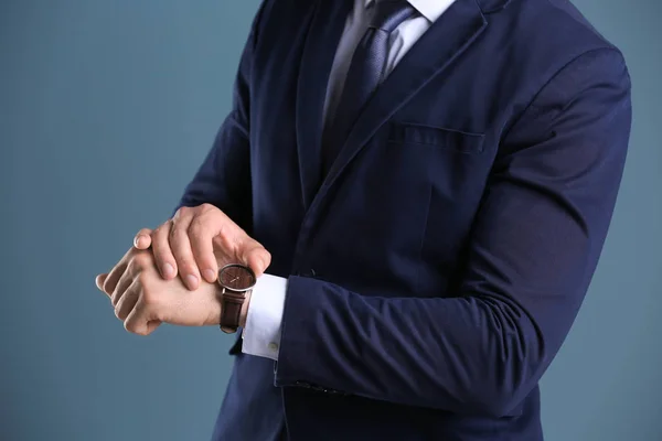 Hombre Negocios Con Reloj Pulsera Sobre Fondo Color Concepto Tiempo —  Fotos de Stock