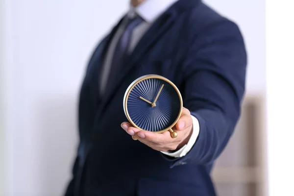 Geschäftsmann Hält Wecker Auf Verschwommenem Hintergrund Zeitkonzept — Stockfoto