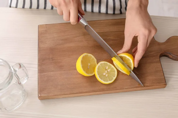 Mujer Joven Preparando Limonada Mesa Primer Plano Bebida Natural Desintoxicación — Foto de Stock