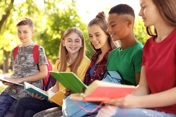 Groep Kinderen Met Boeken Buitenshuis Zomerkamp — Stockfoto