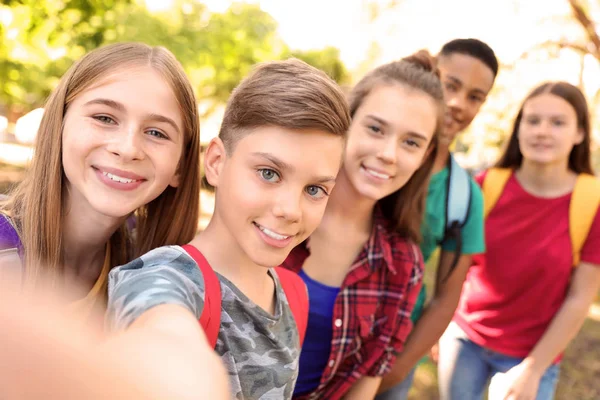 Groep Kinderen Nemen Selfie Buitenshuis Zomerkamp — Stockfoto