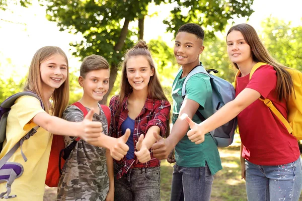 Groep Kinderen Met Duimen Omhoog Buitenshuis Zomerkamp — Stockfoto