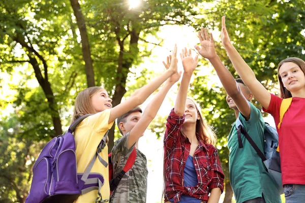 Groupe Enfants Mettant Les Mains Ensemble Extérieur Camp Été — Photo