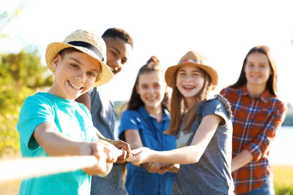 Gruppe Von Kindern Beim Seilziehen Beim Tauziehen Freien Sommerlager — Stockfoto