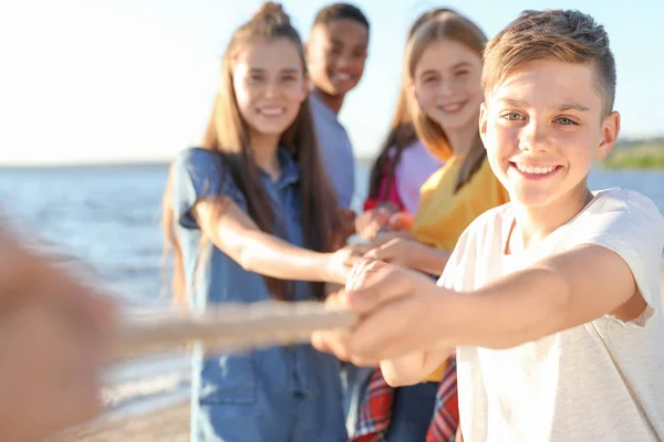 Groep Kinderen Touw Trekken Tijdens Spel Van Touwtrekken Strand Zomerkamp — Stockfoto