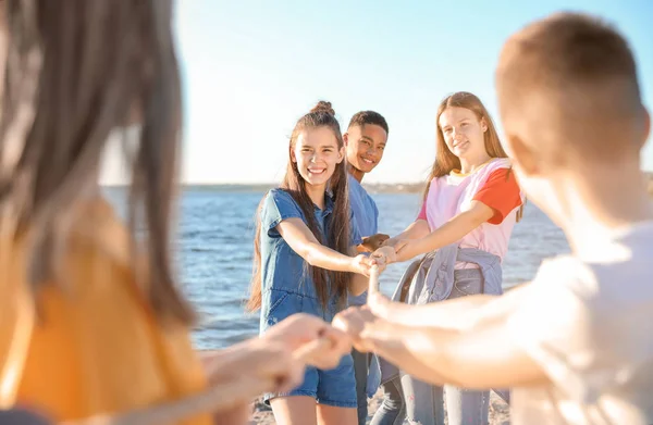 Groep Kinderen Touw Trekken Tijdens Spel Van Touwtrekken Strand Zomerkamp — Stockfoto