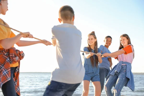 Groep Kinderen Touw Trekken Tijdens Spel Van Touwtrekken Strand Zomerkamp — Stockfoto