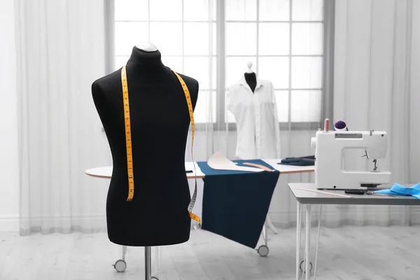 Atelier Sur Mesure Intérieur Avec Mannequin Machine Coudre Sur Table — Photo