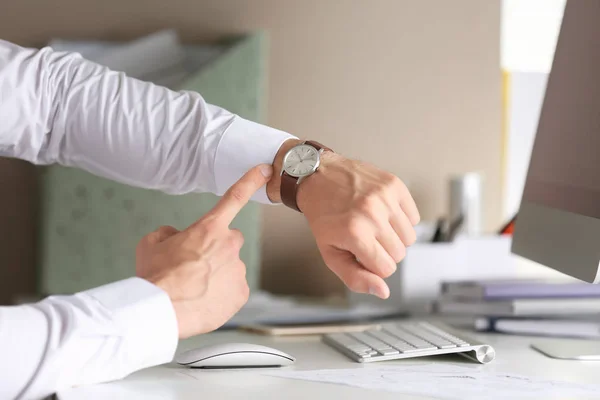 Jovem Verificando Tempo Seu Relógio Pulso Local Trabalho — Fotografia de Stock