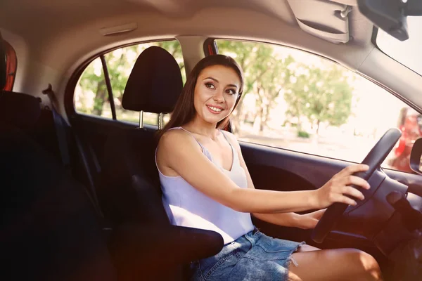 Felice Giovane Bella Donna Guida Auto Moderna — Foto Stock