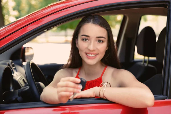 Mooie Jonge Vrouw Met Sleutel Zitten Auto — Stockfoto