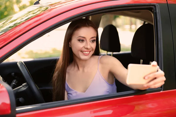 Bela Jovem Mulher Tomando Selfie Carro — Fotografia de Stock