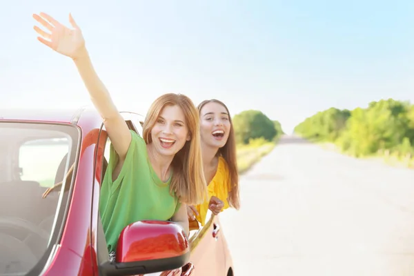 Ευτυχισμένος Όμορφες Νεαρές Γυναίκες Μαζί Στο Αυτοκίνητο — Φωτογραφία Αρχείου