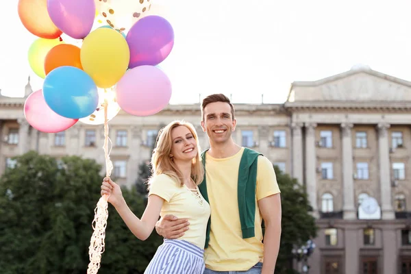 Junges Paar Mit Bunten Luftballons Sonnigem Tag Freien — Stockfoto