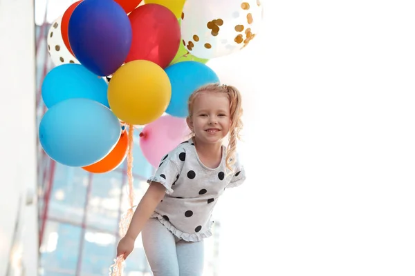 Милая Маленькая Девочка Красочными Воздушными Шарами Открытом Воздухе Солнечный День — стоковое фото