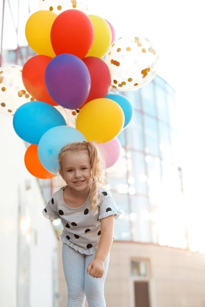 Schattig Klein Meisje Met Kleurrijke Ballonnen Buitenshuis Een Zonnige Dag — Stockfoto