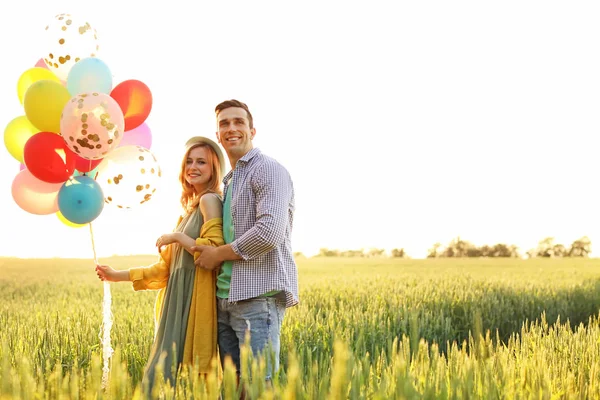 Junges Paar Mit Bunten Luftballons Sonnigem Tag Freien — Stockfoto