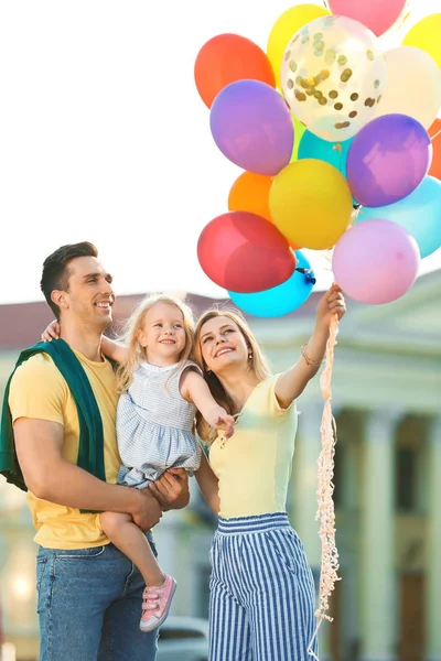 Gelukkige Familie Met Kleurrijke Ballonnen Buitenshuis Een Zonnige Dag — Stockfoto