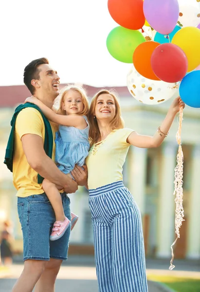 Lycklig Familj Med Färgglada Ballonger Utomhus Solig Dag — Stockfoto