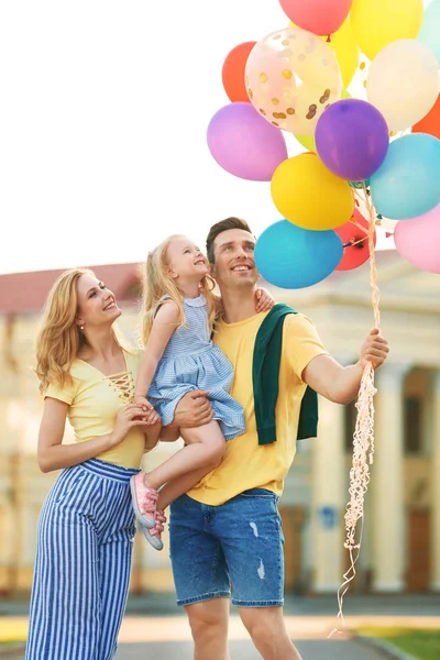 Lycklig Familj Med Färgglada Ballonger Utomhus Solig Dag — Stockfoto