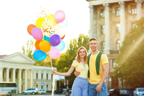 Jeune Couple Avec Des Ballons Colorés Extérieur Jour Ensoleillé — Photo