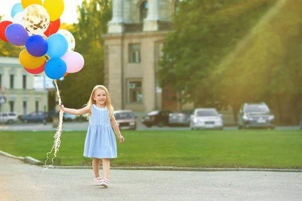 Meisje Met Kleurrijke Ballonnen Buitenshuis Een Zonnige Dag — Stockfoto