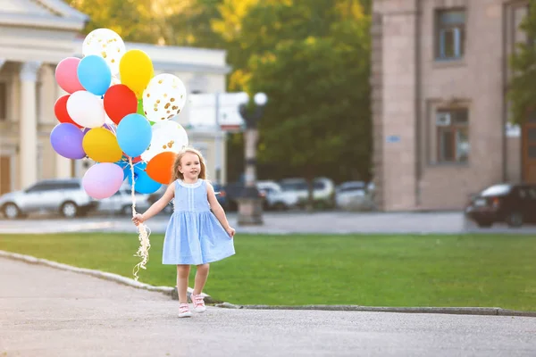 Маленька Дівчинка Різнокольоровими Кульками Відкритому Повітрі Сонячний День — стокове фото