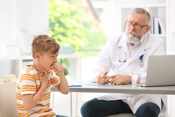 Kašel Malý Chlapec Hostující Lékař Klinice — Stock fotografie