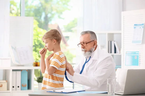 Dokter Onderzoekt Hoesten Jongetje Bij Kliniek — Stockfoto