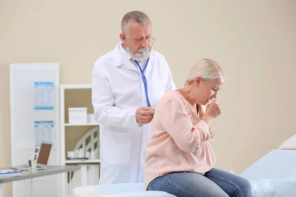 Dokter Onderzoekt Hoesten Volwassen Vrouw Bij Kliniek — Stockfoto