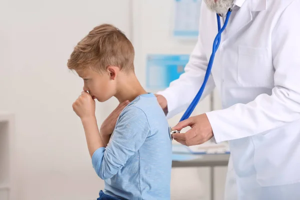 Médico Examinando Tosse Menino Clínica — Fotografia de Stock