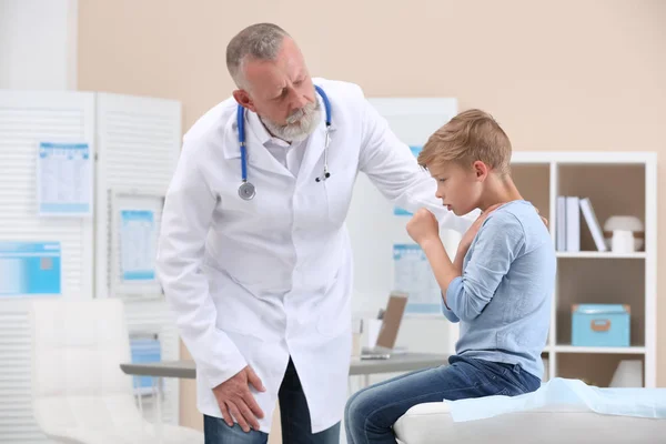 Kleine Jongen Bezoekende Arts Bij Kliniek Hoesten — Stockfoto