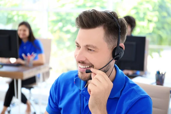 Mannelijke Technische Ondersteuning Operator Met Hoofdtelefoon Werkplek — Stockfoto