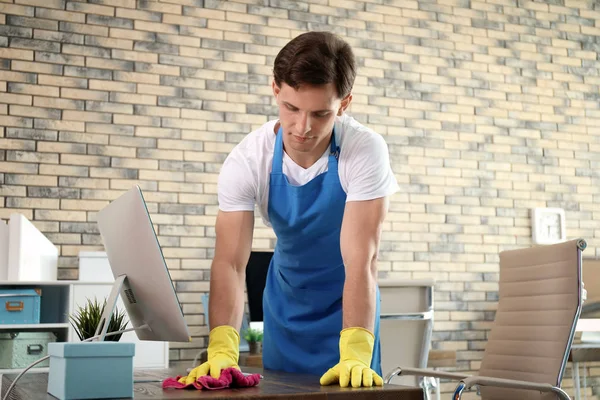 Junger Mann Schürze Und Handschuhen Putzt Büro — Stockfoto