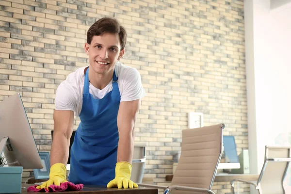 Junger Mann Schürze Und Handschuhen Putzt Büro — Stockfoto