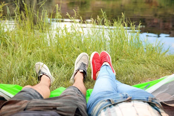 Ungt Par Vila Nära Dammen Campingsäsongen — Stockfoto