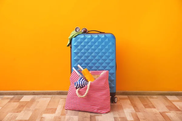 Walizki Torby Pakowane Letnich Podróży Podłodze Pobliżu Kolor Ściany — Zdjęcie stockowe