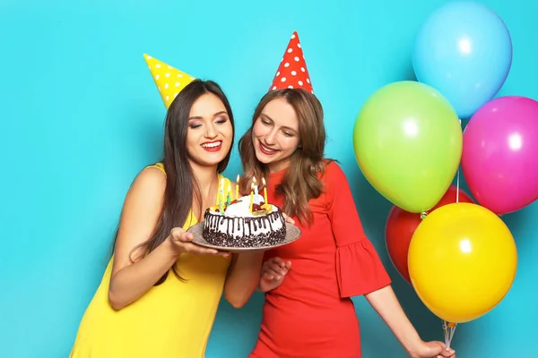 Jonge Vrouwen Met Verjaardagstaart Heldere Ballonnen Kleur Achtergrond — Stockfoto